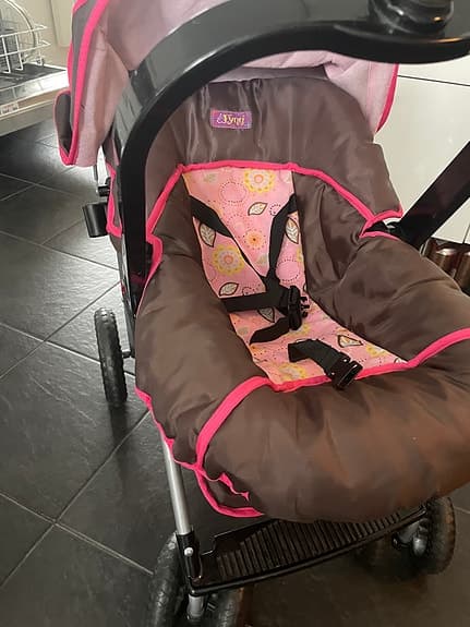 Brio dockvagn med Sittdel och babyskydd, brun/rosa