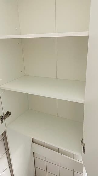 Ikeda Vitt badrumsskåp med ben och hyllplan model Nisjön