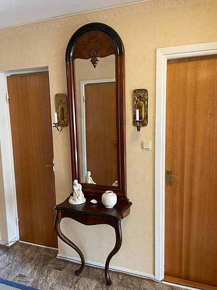 Gammal spegel med bord i mahogny
