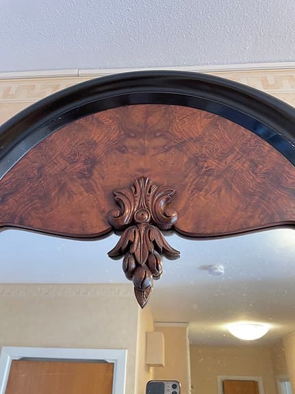 Gammal spegel med bord i mahogny