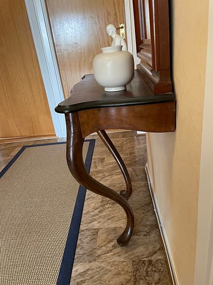 Gammal spegel med bord i mahogny