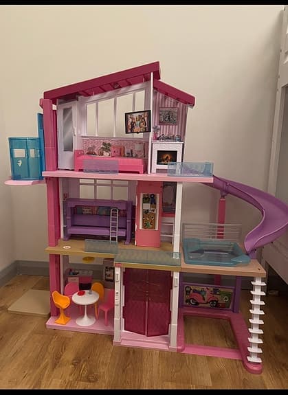 Barbie dockhus med rutschkana och pool