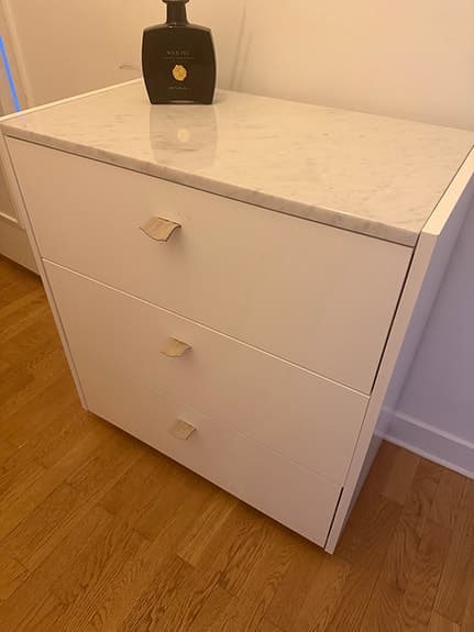 Decotique LOFT byrå med marmorskiva på toppen