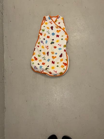 babyfilt / filt med huva vit med färgglada motiv