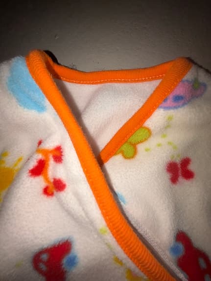babyfilt / filt med huva vit med färgglada motiv