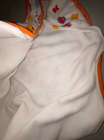 babyfilt / filt med huva vit med färgglada motiv