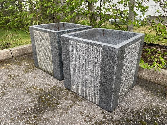 Två vackra granitkrukor säljes