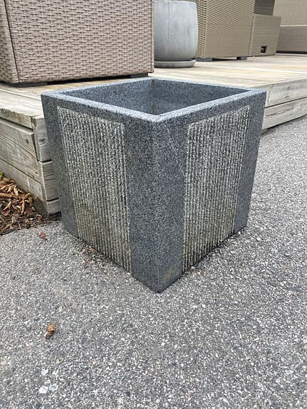 Två vackra granitkrukor säljes