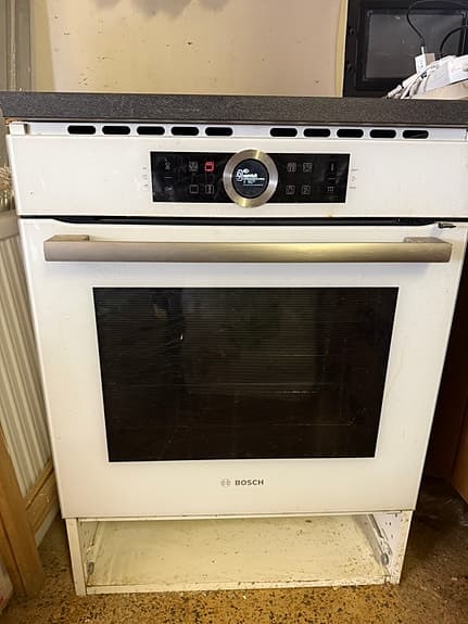 Vit inbyggnadsugn och matchande häll Bosch Series 8 (HBG673CW1S)