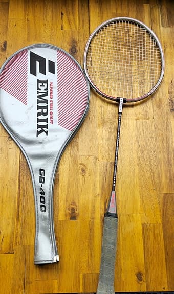 Emrik GB-400 badmintonracket med fodral