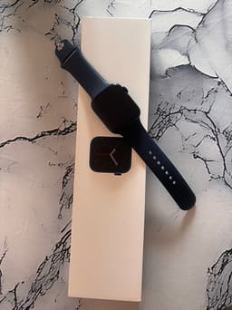 Apple Watch smartklocka serie 7 med svart sportarmband
