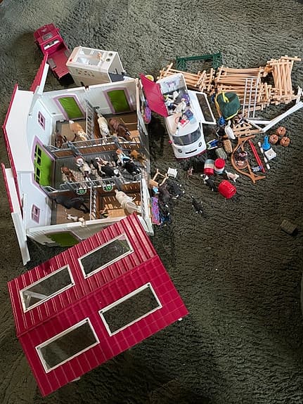 Schleich hästgård med stall, hästar och tillbehör
