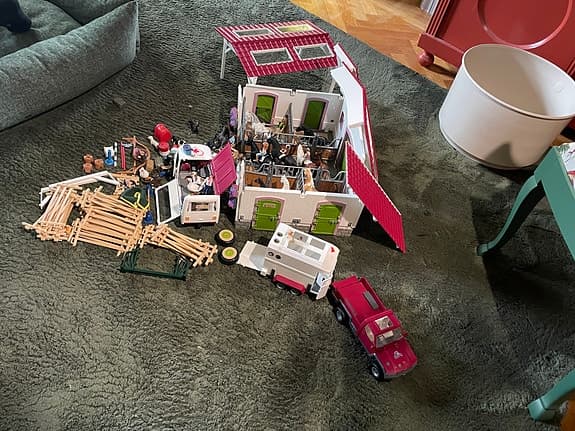 Schleich hästgård med stall, hästar och tillbehör