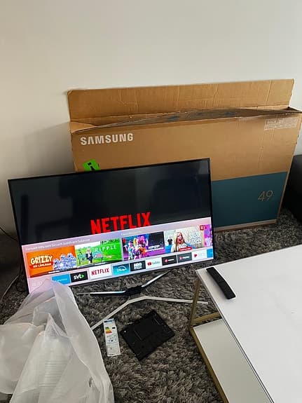 Jätte fin Samsung 49" 4K UHD Smart TV + Komplett med alla tillbehör