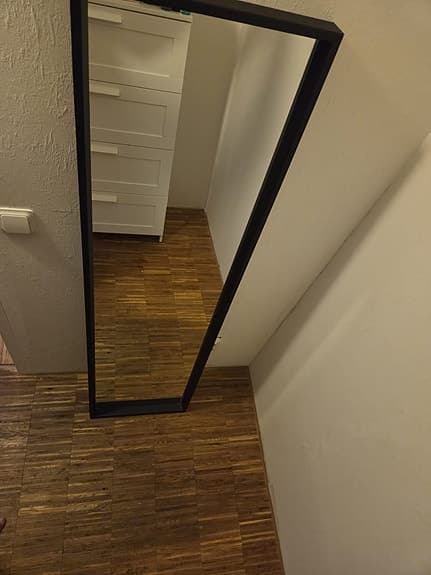 Spegel med svart ram