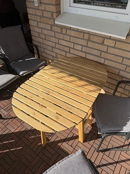 Utemöbler- bord med stolar och dynor