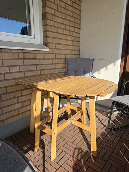 Utemöbler- bord med stolar och dynor