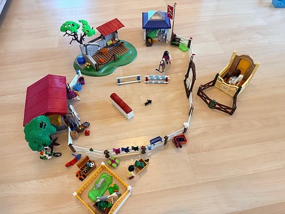 Playmobil hästgård / stall med tillbehör