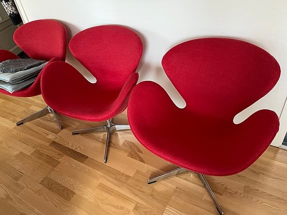 Röda snurrfåtöljer i tyg