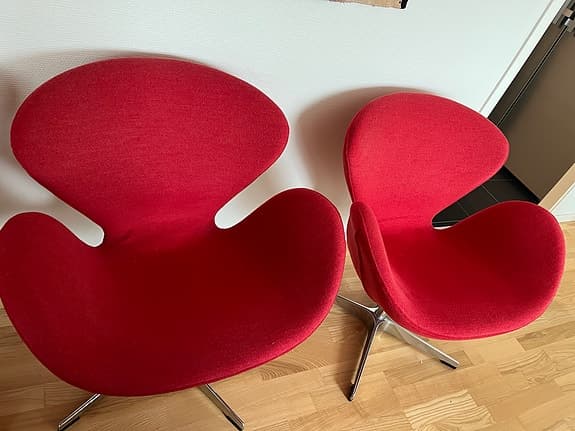 Röda snurrfåtöljer i tyg