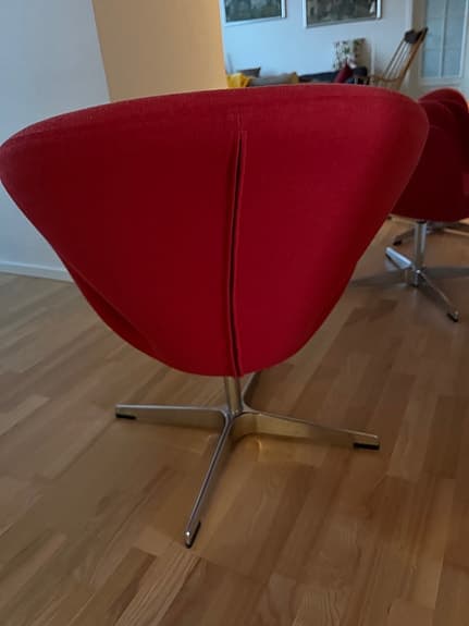 Röda snurrfåtöljer i tyg