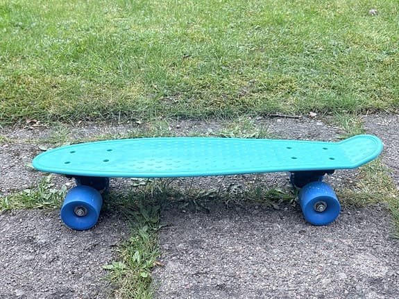 Blått pennyboard skateboard