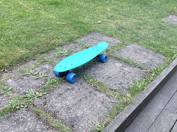 Blått pennyboard skateboard