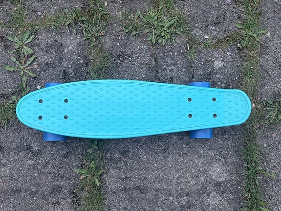 Blått pennyboard skateboard
