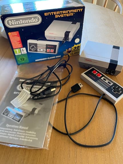 Nintendo NES 8-bit spelkonsol med handkontroll