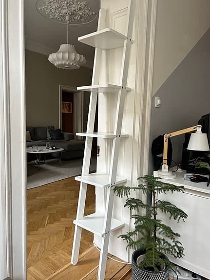 Vit trappsteg hylla Mio