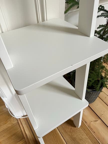 Vit trappsteg hylla Mio