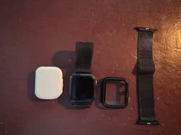 Apple Watch 5 44mm med svart armband och skydd