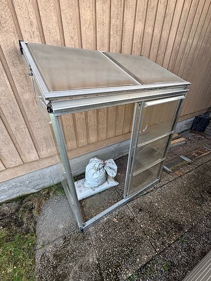 Väggväxthus i aluminium med skjutdörr