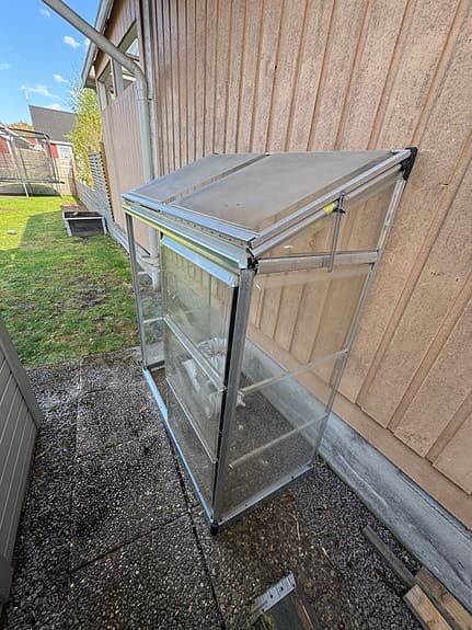 Väggväxthus i aluminium med skjutdörr