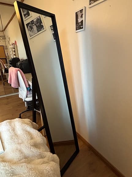 IKEA helkroppsspegel med svart ram