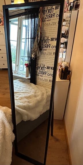 IKEA helkroppsspegel med svart ram