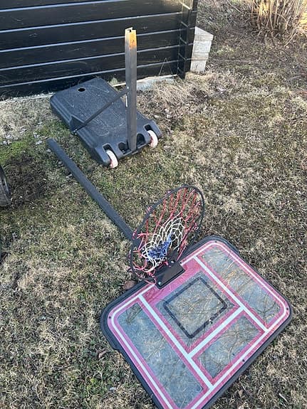 Basketkorg med ställning för uppfart/trädgård
