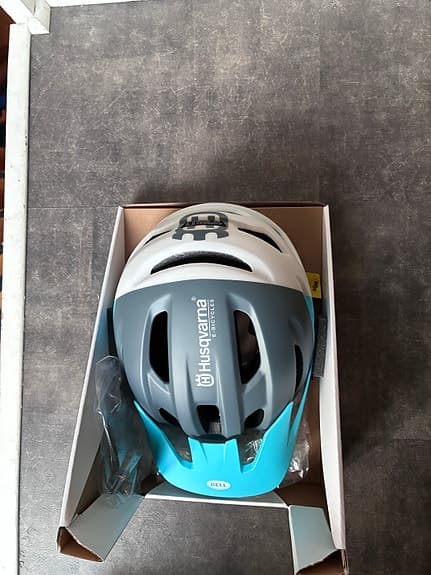 Bell 4Forty MIPS cykelhjälm blå/grå- Ny! Husqvarna