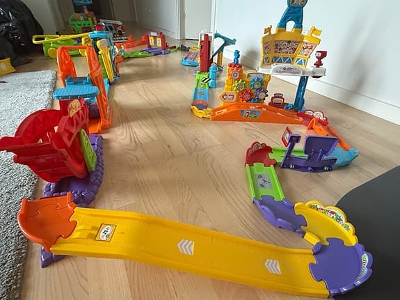 Spelande V tech bilbana för mindre barn
