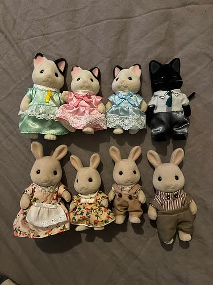 Sylvanian Families kanin- och kattfigurer med kläder