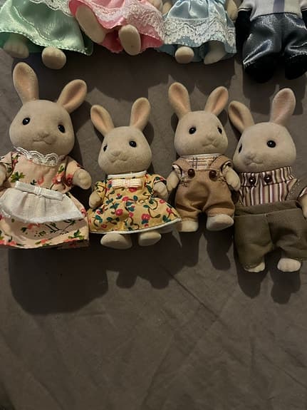 Sylvanian Families kanin- och kattfigurer med kläder