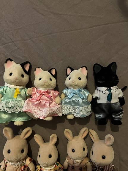 Sylvanian Families kanin- och kattfigurer med kläder