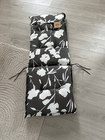 Dyn/fotöljdyna med blommigt mönster svart/vit