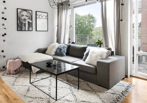 Rymlig soffa med vändbar divan
