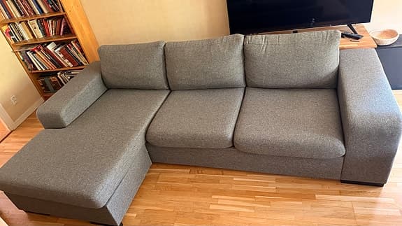Rymlig soffa med vändbar divan