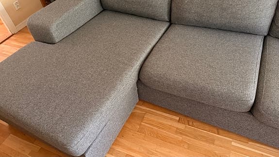 Rymlig soffa med vändbar divan