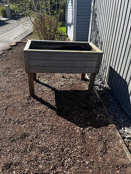 Odlingslåda på ben i trä