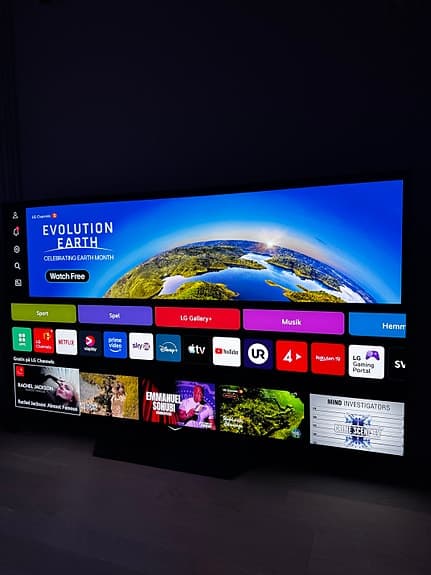 LG OLED 55” 4K Ultra HD Smart TV 120hz