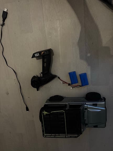 Radiostyrd bil offroad med 2,4 GHz handkontroll och batterier