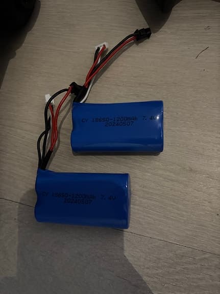 Radiostyrd bil offroad med 2,4 GHz handkontroll och batterier